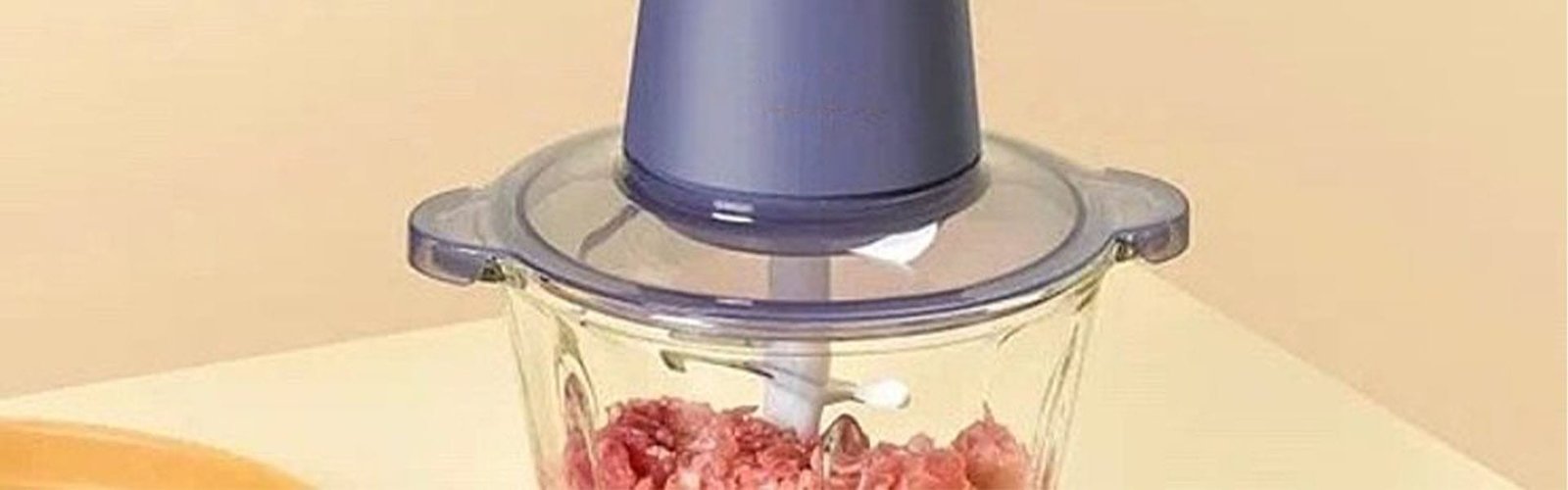 青い肉挽き器とひき肉