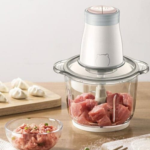 肉挽き器にはひき肉と餃子が入っている