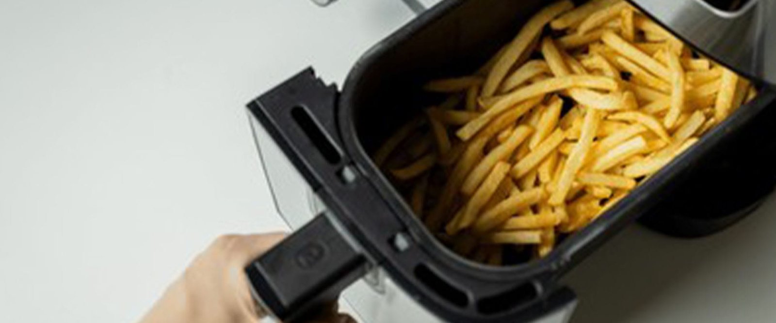 エアフライヤーで作られたフライドポテトのクローズアップ