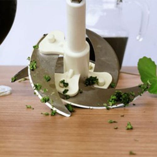 The blender blade still has green bits on it. The gotu leaves are